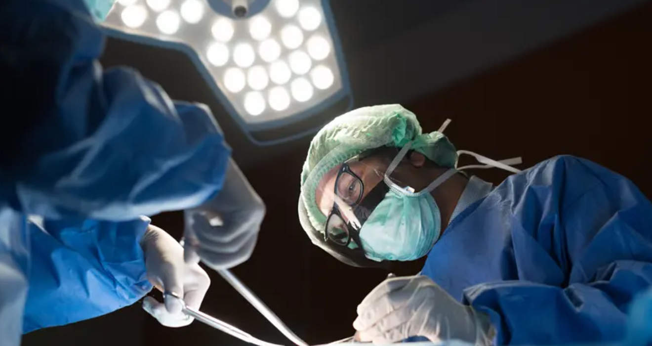 Vascular surgeon consulting patient at Sri Ambal Health Care in Ayapakkam